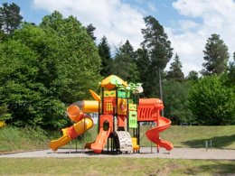 Camping Pas Cher vous présente avec son site Officiel campingpascher.fr, le Camping Du Lac D'Aydat classé 3 étoiles, situé sur la commune de Aydat dans le département Puy-de-dôme (Auvergne) en France. Le camping Du Lac D'Aydat vous propose un hébergement de type mobil-home de 27 m² pour 4 personnes (télévision). L'établissement vous propose 9 autres types d'hébergements. Découvrez tous nos séjours à petits prix dans la commune et aux alentours de Aydat du département : Puy-de-dôme (Auvergne). Les Avis clients pour le Camping Du Lac D'Aydat sont excellents avec une note moyenne de 8 sur 10. LacRivière, Piscine chauffée, Piscine extérieure, Animations familiales, Club enfants, Aire de jeux enfants, Canoë-kayak, Court de tennis, Escalade, Golf, Paddle, Ping-pong, Planche à voile, Pédalo, Pétanque, Randonnée, Salle de fitness, Terrain de football, Terrain multisports, Voile, Bar, Boulangerie, Bureau de tabac, Food truck, Pizzeria, Plats à emporter, Restaurant, Station-service, Supermarché, Épicerie,... En savoir plus : cliquez-ICI.