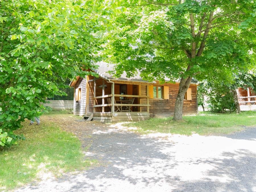 Camping Pas Cher vous présente avec son site Officiel campingpascher.fr, le Camping De La Haute Sioule classé 3 étoiles, situé sur la commune de Saint Bonnet Pres Orcival dans le département Puy-de-dôme (Auvergne) en France. Le camping De La Haute Sioule, vous présente un hébergement de type chalet de 35 m² pour 1 personne et télévision. Le camping De La Haute Sioule vous propose du lundi 31 août au lundi 07 septembre 2026 pour 7 nuits à 510€. Cette location propose 74 dates différentes pour réserver votre séjour. Découvrez également les 11 autres gammes d'hébergements du camping. Les Avis clients pour le Camping De La Haute Sioule sont excellents avec une note moyenne de 8 sur 10. Aire de jeux enfants, Baby-foot, Cyclisme, Ping-pong, Pétanque, Randonnée, Bar, Dépôt de pain, Snack/Bar, Épicerie,... En savoir plus : cliquez-ICI.