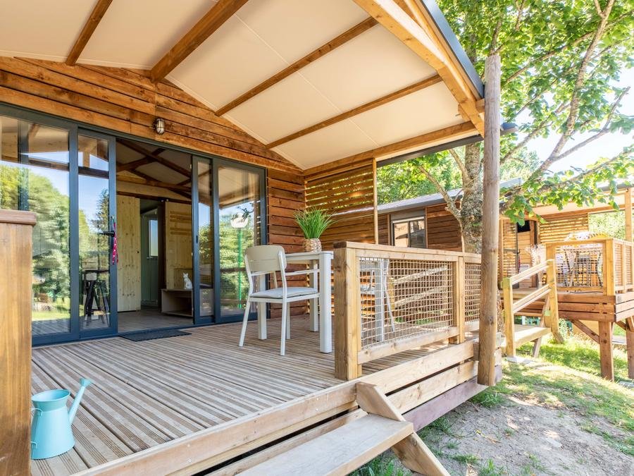 Camping Pas Cher vous présente avec son site Officiel campingpascher.fr, le Camping De La Haute Sioule classé 3 étoiles, situé sur la commune de Saint Bonnet Pres Orcival dans le département Puy-de-dôme (Auvergne) en France. Le camping De La Haute Sioule, vous présente un hébergement de type chalet de 25 m². Le camping De La Haute Sioule vous propose du sam. 12 septembre au sam. 19 septembre 2026 pour 7 nuits à 410€. Cette location propose 46 dates différentes pour réserver votre séjour. Découvrez également les 11 autres gammes d'hébergements du camping. Les Avis clients pour le Camping De La Haute Sioule sont excellents avec une note moyenne de 8 sur 10. Aire de jeux enfants, Baby-foot, Cyclisme, Ping-pong, Pétanque, Randonnée, Bar, Dépôt de pain, Snack/Bar, Épicerie,... En savoir plus : cliquez-ICI.