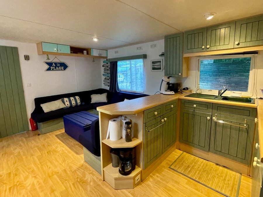 Camping Pas Cher vous présente avec son site Officiel campingpascher.fr, le Camping Au Joyeux Faune classé 2 étoiles, situé sur la commune de Les Mathes dans le département Charente-maritime (Poitou Charentes) en France. Le camping Au Joyeux Faune, vous présente un hébergement de type mobil-home de 51 m². Le camping Au Joyeux Faune vous propose du sam. 29 août au sam. 05 septembre 2026 pour 7 nuits à 438€. Cette location propose 3 dates différentes pour réserver votre séjour. Découvrez également les 8 autres gammes d'hébergements du camping. Les Avis clients pour le Camping Au Joyeux Faune sont de 7 sur 10. Piscine extérieure, Animations familiales, Aire de jeux enfants, Cyclisme, Jet-ski, Paddle, Ping-pong, Piscine, Pétanque, Salle de jeux vidéo, Surf, Bar, Dépôt de pain, Restaurant, Snack/Bar, Supermarché,... En savoir plus : cliquez-ICI.