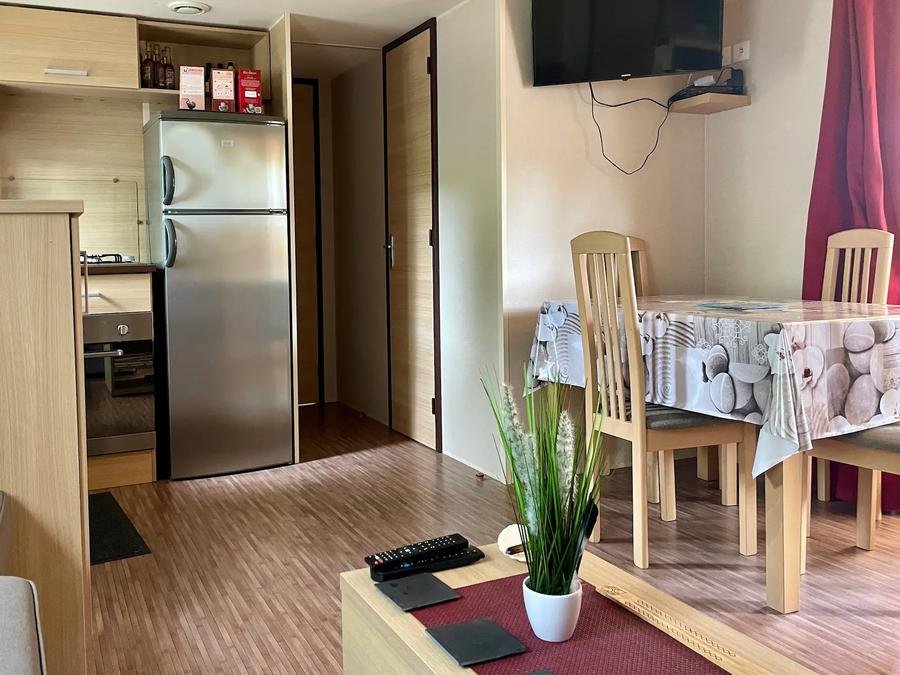 Camping Pas Cher vous présente avec son site Officiel campingpascher.fr, le Camping Au Joyeux Faune classé 2 étoiles, situé sur la commune de Les Mathes dans le département Charente-maritime (Poitou Charentes) en France. Le camping Au Joyeux Faune, vous présente un hébergement de type mobil-home de 40 m² pour 6 personnes avec climatisation et télévision. Le camping Au Joyeux Faune vous propose du sam. 22 août au sam. 29 août 2026 pour 7 nuits à 675€. Cette location propose 2 dates différentes pour réserver votre séjour. Découvrez également les 7 autres gammes d'hébergements du camping. Les Avis clients pour le Camping Au Joyeux Faune sont de 7 sur 10. Piscine extérieure, Animations familiales, Aire de jeux enfants, Cyclisme, Jet-ski, Paddle, Ping-pong, Piscine, Pétanque, Salle de jeux vidéo, Surf, Bar, Dépôt de pain, Restaurant, Snack/Bar, Supermarché,... En savoir plus : cliquez-ICI.