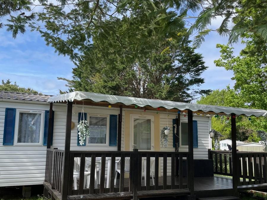 Camping Pas Cher vous présente avec son site Officiel campingpascher.fr, le Camping Au Joyeux Faune classé 2 étoiles, situé sur la commune de Les Mathes dans le département Charente-maritime (Poitou Charentes) en France. Le camping Au Joyeux Faune, vous présente un hébergement de type mobil-home de 38 m² pour 6 personnes et télévision. Le camping Au Joyeux Faune vous propose du sam. 05 septembre au sam. 12 septembre 2026 pour 7 nuits à 250€. Cette location propose 5 dates différentes pour réserver votre séjour. Découvrez également les 6 autres gammes d'hébergements du camping. Les Avis clients pour le Camping Au Joyeux Faune sont de 7 sur 10. Piscine extérieure, Animations familiales, Aire de jeux enfants, Cyclisme, Jet-ski, Paddle, Ping-pong, Piscine, Pétanque, Salle de jeux vidéo, Surf, Bar, Dépôt de pain, Restaurant, Snack/Bar, Supermarché,... En savoir plus : cliquez-ICI.