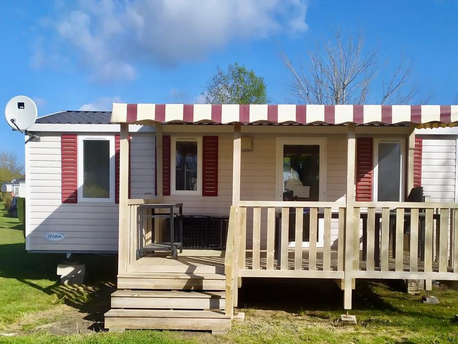 Camping Pas Cher vous présente avec son site Officiel campingpascher.fr, le Camping Au Joyeux Faune classé 2 étoiles, situé sur la commune de Les Mathes dans le département Charente-maritime (Poitou Charentes) en France. Le camping Au Joyeux Faune, vous présente un hébergement de type mobil-home de 32 m² pour 6 personnes avec climatisation et télévision. Le camping Au Joyeux Faune vous propose du sam. 12 septembre au sam. 19 septembre 2026 pour 7 nuits à 250€. Cette location propose 25 dates différentes pour réserver votre séjour. Découvrez également les 7 autres gammes d'hébergements du camping. Les Avis clients pour le Camping Au Joyeux Faune sont de 7 sur 10. Piscine extérieure, Animations familiales, Aire de jeux enfants, Cyclisme, Jet-ski, Paddle, Ping-pong, Piscine, Pétanque, Salle de jeux vidéo, Surf, Bar, Dépôt de pain, Restaurant, Snack/Bar, Supermarché,... En savoir plus : cliquez-ICI.