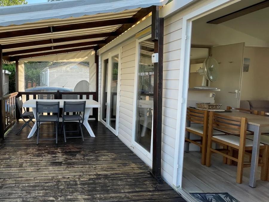 Camping Pas Cher vous présente avec son site Officiel campingpascher.fr, le Camping Au Joyeux Faune classé 2 étoiles, situé sur la commune de Les Mathes dans le département Charente-maritime (Poitou Charentes) en France. Le camping Au Joyeux Faune, vous présente un hébergement de type mobil-home pour 6 personnes. Le camping Au Joyeux Faune vous propose du sam. 29 août au sam. 05 septembre 2026 pour 7 nuits à 275€. Cette location propose 1 dates différentes pour réserver votre séjour. Découvrez également les 6 autres gammes d'hébergements du camping. Les Avis clients pour le Camping Au Joyeux Faune sont de 7 sur 10. Piscine extérieure, Animations familiales, Aire de jeux enfants, Cyclisme, Jet-ski, Paddle, Ping-pong, Piscine, Pétanque, Salle de jeux vidéo, Surf, Bar, Dépôt de pain, Restaurant, Snack/Bar, Supermarché,... En savoir plus : cliquez-ICI.