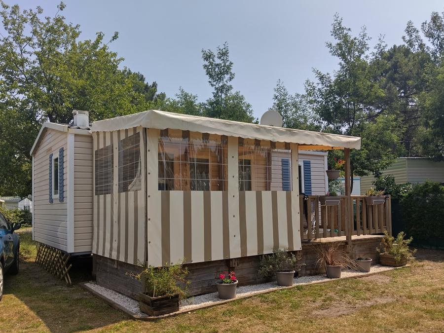 Camping Pas Cher vous présente avec son site Officiel campingpascher.fr, le Camping Au Joyeux Faune classé 2 étoiles, situé sur la commune de Les Mathes dans le département Charente-maritime (Poitou Charentes) en France. Le camping Au Joyeux Faune, vous présente un hébergement de type mobil-home de 26 m² pour 4 personnes avec climatisation. Le camping Au Joyeux Faune vous propose du sam. 22 août au sam. 29 août 2026 pour 7 nuits à 610€. Cette location propose 4 dates différentes pour réserver votre séjour. Découvrez également les 6 autres gammes d'hébergements du camping. Les Avis clients pour le Camping Au Joyeux Faune sont de 7 sur 10. Piscine extérieure, Animations familiales, Aire de jeux enfants, Cyclisme, Jet-ski, Paddle, Ping-pong, Piscine, Pétanque, Salle de jeux vidéo, Surf, Bar, Dépôt de pain, Restaurant, Snack/Bar, Supermarché,... En savoir plus : cliquez-ICI.