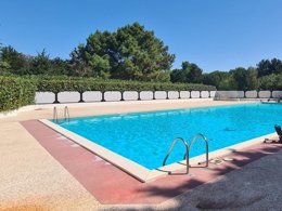 Camping Pas Cher vous présente avec son site Officiel campingpascher.fr, le Camping Au Joyeux Faune classé 2 étoiles, situé sur la commune de Les Mathes dans le département Charente-maritime (Poitou Charentes) en France. Le camping Au Joyeux Faune, vous présente un hébergement de type mobil-home de 40 m² pour 6 personnes avec climatisation et télévision. Le camping Au Joyeux Faune vous propose du sam. 22 août au sam. 29 août 2026 pour 7 nuits à 675€. Cette location propose 2 dates différentes pour réserver votre séjour. Découvrez également les 7 autres gammes d'hébergements du camping. Les Avis clients pour le Camping Au Joyeux Faune sont de 7 sur 10. Piscine extérieure, Animations familiales, Aire de jeux enfants, Cyclisme, Jet-ski, Paddle, Ping-pong, Piscine, Pétanque, Salle de jeux vidéo, Surf, Bar, Dépôt de pain, Restaurant, Snack/Bar, Supermarché,... En savoir plus : cliquez-ICI.