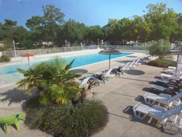 Camping Pas Cher vous présente avec son site Officiel campingpascher.fr, le Camping La Coulumière classé 3 étoiles, situé sur la commune de La Tremblade dans le département Charente-maritime (Poitou-charentes) en France. Le camping La Coulumière vous propose un hébergement de type mobil-home. L'établissement vous propose un autre type d'hébergement. Découvrez tous nos séjours à petits prix dans la commune et aux alentours de La Tremblade du département : Charente-maritime (Poitou-charentes). Animations familiales, Club enfants, Aire de jeux enfants, Court de tennis, Ping-pong, Pétanque, Terrain de basketball, Bar, Dépôt de pain, Plats à emporter, Snack/Bar, Épicerie,... En savoir plus : cliquez-ICI.