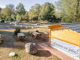 Camping Pas Cher vous présente avec son site Officiel campingpascher.fr, le Camping Ushuaia Villages La Presqu Ile classé 2 étoiles, situé sur la commune de Royere De Vassiviere dans le département Creuse (Limousin) en France. Le camping Ushuaia Villages La Presqu Ile, vous présente un hébergement de type chalet de 30 m². Le camping Ushuaia Villages La Presqu Ile vous propose du dimanche 05 avril au dimanche 12 avril 2026, en promotion à -21% pour 7 nuits à 159 € au lieu de 202,0 € soit une Économie de 43 €. Cette location propose 115 dates différentes pour réserver votre séjour. Découvrez également les 6 autres gammes d'hébergements du camping. Les Avis clients pour le Camping Ushuaia Villages La Presqu Ile sont excellents avec une note moyenne de 8 sur 10. Lac, Canoë-kayak,... En savoir plus : cliquez-ICI.