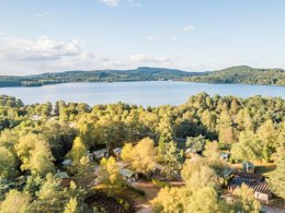 Camping Pas Cher vous présente avec son site Officiel campingpascher.fr, le Camping Ushuaia Villages La Presqu Ile classé 2 étoiles, situé sur la commune de Royere De Vassiviere dans le département Creuse (Limousin) en France. Le camping Ushuaia Villages La Presqu Ile, vous présente un hébergement de type chalet de 30 m² pour 4 personnes. Le camping Ushuaia Villages La Presqu Ile vous propose du dimanche 19 avril au dimanche 26 avril 2026, en promotion à -21% pour 7 nuits à 157 € au lieu de 199,0 € soit une Économie de 42 €. Cette location propose 117 dates différentes pour réserver votre séjour. Découvrez également les 6 autres gammes d'hébergements du camping. Les Avis clients pour le Camping Ushuaia Villages La Presqu Ile sont excellents avec une note moyenne de 8 sur 10. Lac, Canoë-kayak,... En savoir plus : cliquez-ICI.