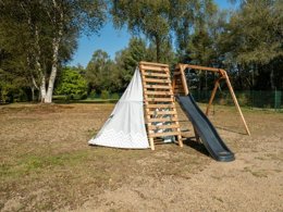 Camping Pas Cher vous présente avec son site Officiel campingpascher.fr, le Camping Ushuaia Villages La Presqu Ile classé 2 étoiles, situé sur la commune de Royere De Vassiviere dans le département Creuse (Limousin) en France. Le camping Ushuaia Villages La Presqu Ile, vous présente un hébergement de type mobil-home de 15 m² pour 4 personnes. Le camping Ushuaia Villages La Presqu Ile vous propose du sam. 09 mai au sam. 16 mai 2026, en promotion à -21% pour 7 nuits à 159 € au lieu de 202,0 € soit une Économie de 43 €. Cette location propose 117 dates différentes pour réserver votre séjour. Découvrez également les 6 autres gammes d'hébergements du camping. Les Avis clients pour le Camping Ushuaia Villages La Presqu Ile sont excellents avec une note moyenne de 8 sur 10. Lac, Canoë-kayak,... En savoir plus : cliquez-ICI.