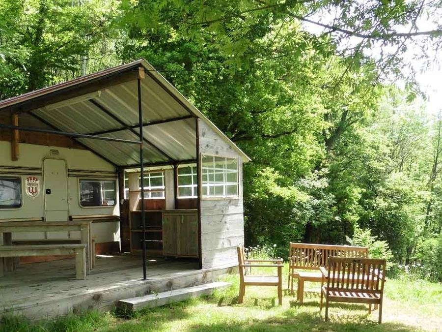 Camping Pas Cher vous présente avec son site Officiel campingpascher.fr, le Camping Montbartoux classé 3 étoiles, situé sur la commune de Vollore Ville dans le département Puy-de-dôme (Auvergne) en France. Le camping Montbartoux vous propose un hébergement de type caravane de 18 m² pour 4 personnes. Cet hébergement propose plus de 53 dates différentes pour réserver ! Pour dévouvrir la période la moins chère, consultez la rubrique 'Tarifs' et sélectionnez votre mois de départ. L'établissement vous propose 8 autres types d'hébergements. Découvrez tous nos séjours à petits prix dans la commune et aux alentours de Vollore Ville du département : Puy-de-dôme (Auvergne). Les Avis clients pour le Camping Montbartoux sont de 7 sur 10. Piscine chauffée, Piscine extérieure, Aire de jeux enfants, Canoë-kayak, Ping-pong, Pédalo, Randonnée, Dépôt de pain, Restaurant, Station-service, Supermarché, Épicerie,... En savoir plus : cliquez-ICI.