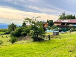 Camping Pas Cher vous présente avec son site Officiel campingpascher.fr, le Camping Montbartoux classé 3 étoiles, situé sur la commune de Vollore Ville dans le département Puy-de-dôme (Auvergne) en France. Le camping Montbartoux vous propose un hébergement de type caravane de 18 m² pour 4 personnes. Cet hébergement propose plus de 53 dates différentes pour réserver ! Pour dévouvrir la période la moins chère, consultez la rubrique 'Tarifs' et sélectionnez votre mois de départ. L'établissement vous propose 8 autres types d'hébergements. Découvrez tous nos séjours à petits prix dans la commune et aux alentours de Vollore Ville du département : Puy-de-dôme (Auvergne). Les Avis clients pour le Camping Montbartoux sont de 7 sur 10. Piscine chauffée, Piscine extérieure, Aire de jeux enfants, Canoë-kayak, Ping-pong, Pédalo, Randonnée, Dépôt de pain, Restaurant, Station-service, Supermarché, Épicerie,... En savoir plus : cliquez-ICI.