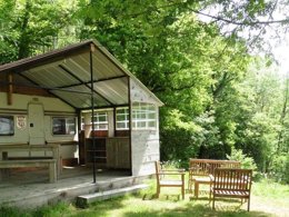 Camping Pas Cher vous présente avec son site Officiel campingpascher.fr, le Camping Montbartoux classé 3 étoiles, situé sur la commune de Vollore Ville dans le département Puy-de-dôme (Auvergne) en France. Le camping Montbartoux, vous présente un hébergement de type caravane de 18 m² pour 4 personnes. Le camping Montbartoux vous propose du vendredi 03 avril au vendredi 10 avril 2026 pour 7 nuits à 280€. Cette location propose 174 dates différentes pour réserver votre séjour. Découvrez également les 8 autres gammes d'hébergements du camping. Les Avis clients pour le Camping Montbartoux sont de 7 sur 10. Piscine chauffée, Piscine extérieure, Aire de jeux enfants, Canoë-kayak, Ping-pong, Pédalo, Randonnée, Dépôt de pain, Restaurant, Station-service, Supermarché, Épicerie,... En savoir plus : cliquez-ICI.