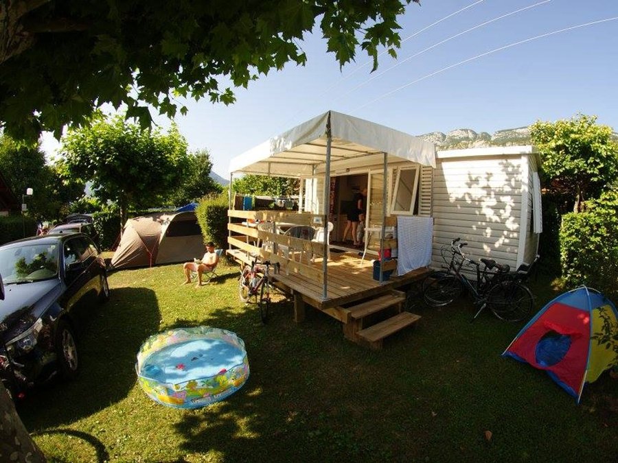 Camping Pas Cher vous présente avec son site Officiel campingpascher.fr, le Établissement La Ravoire, situé sur la commune de Doussard dans le département Haute-savoie (Rhône Alpes) en France. L'établissement La Ravoire vous propose un hébergement de type mobilhome de 22 m². L'établissement vous propose 5 autres types d'hébergements. Découvrez tous nos séjours à petits prix dans la commune et aux alentours de Doussard du département : Haute-savoie (Rhône Alpes).... En savoir plus : cliquez-ICI.
