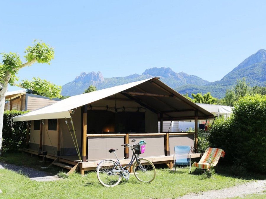 Camping Pas Cher vous présente avec son site Officiel campingpascher.fr, le Établissement La Ravoire, situé sur la commune de Doussard dans le département Haute-savoie (Rhône Alpes) en France. L'établissement La Ravoire vous propose un hébergement de type tente toile et bois de 22 m². L'établissement vous propose 5 autres types d'hébergements. Découvrez tous nos séjours à petits prix dans la commune et aux alentours de Doussard du département : Haute-savoie (Rhône Alpes).... En savoir plus : cliquez-ICI.