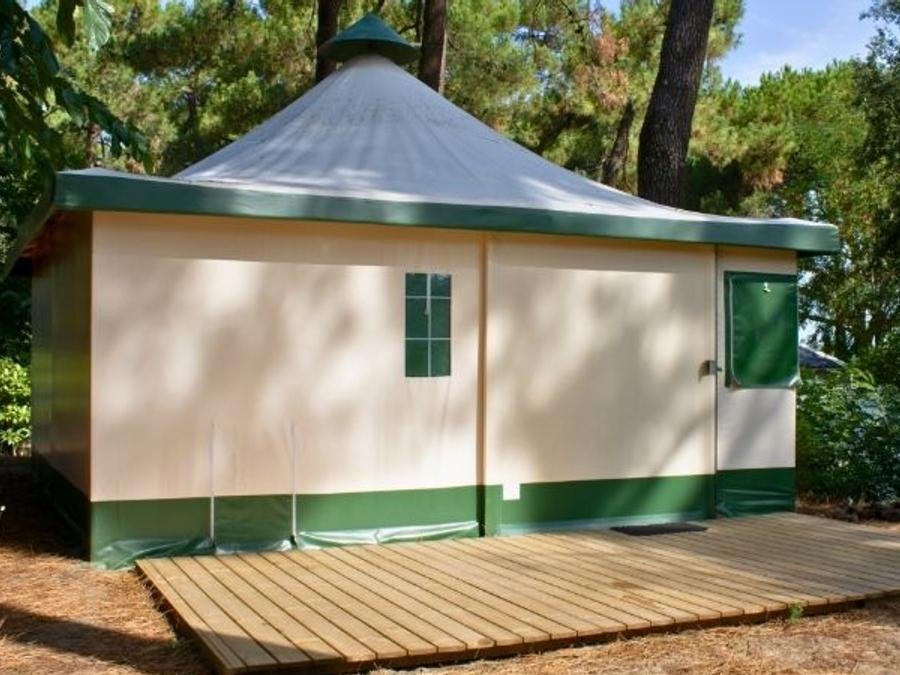 Camping Pas Cher vous présente avec son site Officiel campingpascher.fr, le Camping Les Pins D'Oléron classé 4 étoiles, situé sur la commune de Grand Village Plage dans le département Charente-maritime (Poitou Charentes) en France. Le camping Les Pins D'Oléron, vous présente un hébergement de type tente de 25 m². Le camping Les Pins D'Oléron vous propose du sam. 12 septembre au sam. 19 septembre 2026, en promotion à -10% pour 7 nuits à 189 € au lieu de 210,0 € soit une Économie de 21 €. Cette location propose 48 dates différentes pour réserver votre séjour. Découvrez également les 28 autres gammes d'hébergements du camping. Les Avis clients pour le Camping Les Pins D'Oléron sont excellents avec une note moyenne de 8 sur 10. Lagon, Animation ados, Animations familiales, Club enfants, Aire de jeux enfants, Ping-pong, Plongée, Pétanque, Surf, Bar, Dépôt de pain, Plats à emporter, Snack/Bar,... En savoir plus : cliquez-ICI.