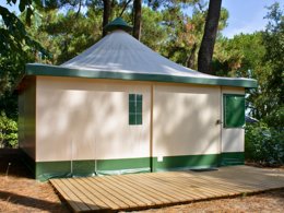 Camping Pas Cher vous présente avec son site Officiel campingpascher.fr, le Camping Les Pins D'Oléron classé 4 étoiles, situé sur la commune de Grand Village Plage dans le département Charente-maritime (Poitou Charentes) en France. Le camping Les Pins D'Oléron, vous présente un hébergement de type tente de 25 m² pour 2 personnes. Le camping Les Pins D'Oléron vous propose du mercredi 01 avril au mercredi 08 avril 2026, en promotion à -10% pour 7 nuits à 189 € au lieu de 210,0 € soit une Économie de 21 €. Cette location propose 104 dates différentes pour réserver votre séjour. Découvrez également les 27 autres gammes d'hébergements du camping. Les Avis clients pour le Camping Les Pins D'Oléron sont excellents avec une note moyenne de 8 sur 10. Lagon, Animation ados, Animations familiales, Club enfants, Aire de jeux enfants, Ping-pong, Plongée, Pétanque, Surf, Bar, Dépôt de pain, Plats à emporter, Snack/Bar,... En savoir plus : cliquez-ICI.