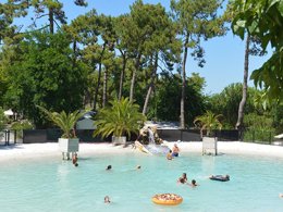 Camping Pas Cher vous présente avec son site Officiel campingpascher.fr, le Camping Les Pins D'Oléron classé 4 étoiles, situé sur la commune de Grand Village Plage dans le département Charente-maritime (Poitou Charentes) en France. Le camping Les Pins D'Oléron, vous présente un hébergement de type tente de 25 m² pour 2 personnes. Le camping Les Pins D'Oléron vous propose du mercredi 01 avril au mercredi 08 avril 2026, en promotion à -10% pour 7 nuits à 189 € au lieu de 210,0 € soit une Économie de 21 €. Cette location propose 104 dates différentes pour réserver votre séjour. Découvrez également les 27 autres gammes d'hébergements du camping. Les Avis clients pour le Camping Les Pins D'Oléron sont excellents avec une note moyenne de 8 sur 10. Lagon, Animation ados, Animations familiales, Club enfants, Aire de jeux enfants, Ping-pong, Plongée, Pétanque, Surf, Bar, Dépôt de pain, Plats à emporter, Snack/Bar,... En savoir plus : cliquez-ICI.
