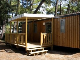 Camping Pas Cher vous présente avec son site Officiel campingpascher.fr, le Camping Les Pins D'Oléron classé 4 étoiles, situé sur la commune de Grand Village Plage dans le département Charente-maritime (Poitou Charentes) en France. Le camping Les Pins D'Oléron, vous présente un hébergement de type mobil-home et télévision. Le camping Les Pins D'Oléron vous propose du mercredi 01 avril au mercredi 08 avril 2026, en promotion à -20% pour 7 nuits à 308 € au lieu de 385,0 € soit une Économie de 77 €. Cette location propose 109 dates différentes pour réserver votre séjour. Découvrez également les 27 autres gammes d'hébergements du camping. Les Avis clients pour le Camping Les Pins D'Oléron sont excellents avec une note moyenne de 8 sur 10. Lagon, Animation ados, Animations familiales, Club enfants, Aire de jeux enfants, Ping-pong, Plongée, Pétanque, Surf, Bar, Dépôt de pain, Plats à emporter, Snack/Bar,... En savoir plus : cliquez-ICI.