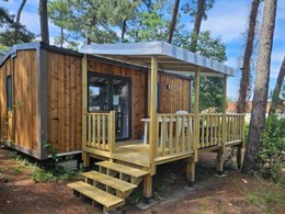 Camping Pas Cher vous présente avec son site Officiel campingpascher.fr, le Camping Les Pins D'Oléron classé 4 étoiles, situé sur la commune de Grand Village Plage dans le département Charente-maritime (Poitou Charentes) en France. Le camping Les Pins D'Oléron, vous présente un hébergement de type mobil-home de 24 m² et télévision. Le camping Les Pins D'Oléron vous propose du mercredi 01 avril au mercredi 08 avril 2026, en promotion à -20% pour 7 nuits à 252 € au lieu de 315,0 € soit une Économie de 63 €. Cette location propose 105 dates différentes pour réserver votre séjour. Découvrez également les 27 autres gammes d'hébergements du camping. Les Avis clients pour le Camping Les Pins D'Oléron sont excellents avec une note moyenne de 8 sur 10. Lagon, Animation ados, Animations familiales, Club enfants, Aire de jeux enfants, Ping-pong, Plongée, Pétanque, Surf, Bar, Dépôt de pain, Plats à emporter, Snack/Bar,... En savoir plus : cliquez-ICI.