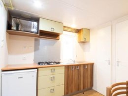 Camping Pas Cher vous présente avec son site Officiel campingpascher.fr, le Camping Les Pins D'Oléron classé 4 étoiles, situé sur la commune de Grand Village Plage dans le département Charente-maritime (Poitou Charentes) en France. Le camping Les Pins D'Oléron, vous présente un hébergement de type mobil-home de 19 m² et télévision. Le camping Les Pins D'Oléron vous propose du mercredi 01 avril au mercredi 08 avril 2026, en promotion à -20% pour 7 nuits à 196 € au lieu de 245,0 € soit une Économie de 49 €. Cette location propose 78 dates différentes pour réserver votre séjour. Découvrez également les 27 autres gammes d'hébergements du camping. Les Avis clients pour le Camping Les Pins D'Oléron sont excellents avec une note moyenne de 8 sur 10. Lagon, Animation ados, Animations familiales, Club enfants, Aire de jeux enfants, Ping-pong, Plongée, Pétanque, Surf, Bar, Dépôt de pain, Plats à emporter, Snack/Bar,... En savoir plus : cliquez-ICI.