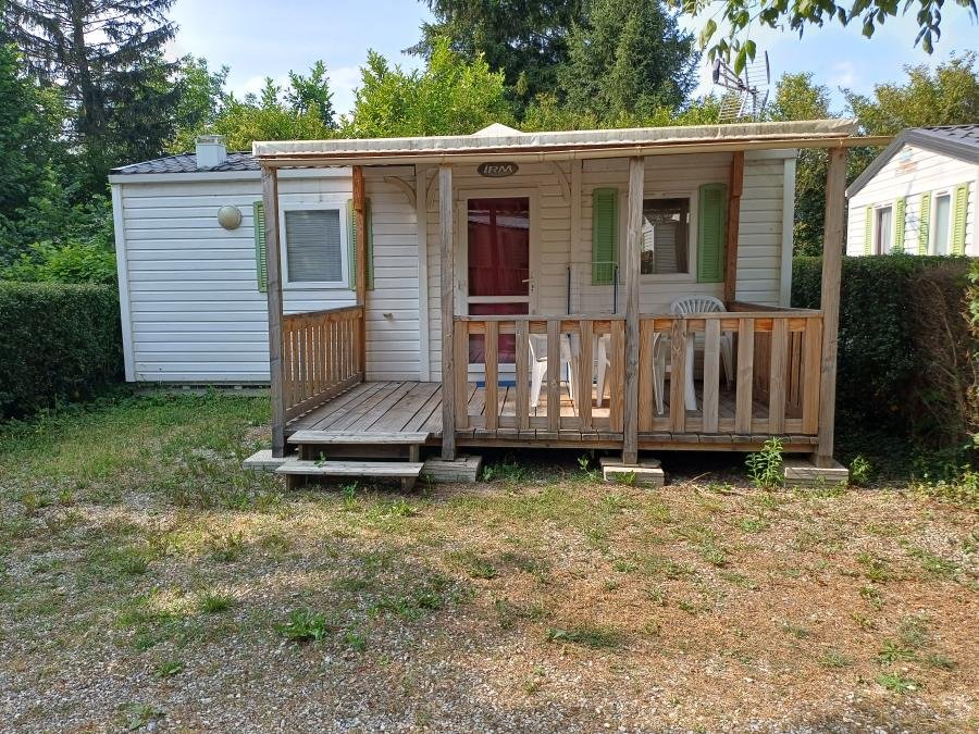 Camping Pas Cher vous présente avec son site Officiel campingpascher.fr, le Camping Le Clairet classé 3 étoiles, situé sur la commune de Serrieres En Chautagne dans le département Savoie (Rhône Alpes) en France. Le camping Le Clairet vous propose un hébergement de type mobil-home de 29 m² (télévision). L'établissement vous propose 9 autres types d'hébergements. Découvrez tous nos séjours à petits prix dans la commune et aux alentours de Serrieres En Chautagne du département : Savoie (Rhône Alpes). Les Avis clients pour le Camping Le Clairet sont excellents avec une note moyenne de 10 sur 10. Lac, Animations familiales, Aire de jeux enfants, Pétanque, Restaurant, Snack/Bar,... En savoir plus : cliquez-ICI.