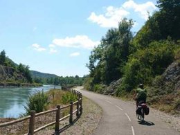 Camping Pas Cher vous présente avec son site Officiel campingpascher.fr, le Camping Le Clairet classé 3 étoiles, situé sur la commune de Serrieres En Chautagne dans le département Savoie (Rhône Alpes) en France. Le camping Le Clairet vous propose un hébergement de type mobil-home de 32 m² (télévision). L'établissement vous propose 9 autres types d'hébergements. Découvrez tous nos séjours à petits prix dans la commune et aux alentours de Serrieres En Chautagne du département : Savoie (Rhône Alpes). Les Avis clients pour le Camping Le Clairet sont excellents avec une note moyenne de 10 sur 10. Lac, Animations familiales, Aire de jeux enfants, Pétanque, Restaurant, Snack/Bar,... En savoir plus : cliquez-ICI.