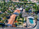 Camping Pas Cher vous présente avec son site Officiel campingpascher.fr, le Camping Au Pigeonnier classé 4 étoiles, situé sur la commune de Le Château D'oléron dans le département Charente-maritime (Poitou Charentes) en France. Le camping Au Pigeonnier vous propose un hébergement de type mobil-home de 31 m² pour 2 personnes avec climatisation (télévision). L'établissement vous propose 12 autres types d'hébergements. Découvrez tous nos séjours à petits prix dans la commune et aux alentours de Le Château D'oléron du département : Charente-maritime (Poitou Charentes). Les Avis clients pour le Camping Au Pigeonnier sont excellents avec une note moyenne de 8 sur 10. Piscine chauffée, Piscine couverte, Animations familiales, Aire de jeux enfants, Canoë-kayak, Centre équestre, Golf, Ping-pong, Pétanque, Structure gonflable enfants, Terrain multisports, Bar, Plats à emporter, Snack/Bar, Épicerie,... En savoir plus : cliquez-ICI.