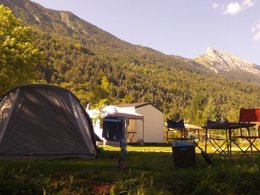 Camping Pas Cher vous présente avec son site Officiel campingpascher.fr, le Camping Le Lachat classé 2 étoiles, situé sur la commune de Thones dans le département Haute-savoie (Rhône Alpes) en France. Le camping Le Lachat vous propose un hébergement de type chalet de 25 m² pour 4 personnes. Cet hébergement propose plus de 59 dates différentes pour réserver ! Pour dévouvrir la période la moins chère, consultez la rubrique 'Tarifs' et sélectionnez votre mois de départ. L'établissement vous propose 2 autres types d'hébergements. Découvrez tous nos séjours à petits prix dans la commune et aux alentours de Thones du département : Haute-savoie (Rhône Alpes). LacRivière, Piscine chauffée, Piscine extérieure, Aire de jeux enfants, Canoë-kayak, Centre équestre, Court de tennis, Cyclisme, Parcours sportif, Ping-pong, Pétanque, Randonnée, Dépôt de pain, Supermarché,... En savoir plus : cliquez-ICI.