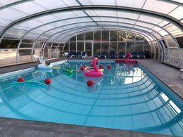 Camping Pas Cher vous présente avec son site Officiel campingpascher.fr, le Camping Le Fief Melin classé 4 étoiles, situé sur la commune de Le Château D'oléron dans le département Charente-maritime (Poitou Charentes) en France. Le camping Le Fief Melin, vous présente un hébergement de type bungalow de 34 m² pour 3 personnes. Le camping Le Fief Melin vous propose du lundi 14 septembre au lundi 21 septembre 2026, en promotion à -15% pour 7 nuits à 259,25 € au lieu de 305,0 € soit une Économie de 45,75 €. Cette location propose 69 dates différentes pour réserver votre séjour. Découvrez également les 14 autres gammes d'hébergements du camping. Les Avis clients pour le Camping Le Fief Melin sont excellents avec une note moyenne de 8 sur 10. Piscine chauffée, Piscine couverte, Animation ados, Animations familiales, Club enfants, Aire de jeux enfants, Cyclisme, Parcours sportif, Ping-pong, Pétanque, Randonnée, Surf, Terrain multisports, Bar, Dépôt de pain, Snack/Bar, Épicerie,... En savoir plus : cliquez-ICI.