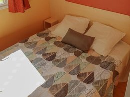 Camping Pas Cher vous présente avec son site Officiel campingpascher.fr, le Camping Le Fief Melin classé 4 étoiles, situé sur la commune de Le Château D'oléron dans le département Charente-maritime (Poitou Charentes) en France. Le camping Le Fief Melin, vous présente un hébergement de type mobil-home de 26 m² pour 3 personnes. Le camping Le Fief Melin vous propose du sam. 02 mai au sam. 09 mai 2026, en promotion à -14% pour 7 nuits à 220,15 € au lieu de 259,0 € soit une Économie de 38,85 €. Cette location propose 148 dates différentes pour réserver votre séjour. Découvrez également les 14 autres gammes d'hébergements du camping. Les Avis clients pour le Camping Le Fief Melin sont excellents avec une note moyenne de 8 sur 10. Piscine chauffée, Piscine couverte, Animation ados, Animations familiales, Club enfants, Aire de jeux enfants, Cyclisme, Parcours sportif, Ping-pong, Pétanque, Randonnée, Surf, Terrain multisports, Bar, Dépôt de pain, Snack/Bar, Épicerie,... En savoir plus : cliquez-ICI.