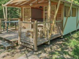 Camping Pas Cher vous présente avec son site Officiel campingpascher.fr, le Camping Le Fief Melin classé 4 étoiles, situé sur la commune de Le Château D'oléron dans le département Charente-maritime (Poitou Charentes) en France. Le camping Le Fief Melin, vous présente un hébergement de type bungalow de 34 m² pour 3 personnes. Le camping Le Fief Melin vous propose du sam. 02 mai au sam. 09 mai 2026 pour 7 nuits à 280€. Cette location propose 145 dates différentes pour réserver votre séjour. Découvrez également les 14 autres gammes d'hébergements du camping. Les Avis clients pour le Camping Le Fief Melin sont excellents avec une note moyenne de 8 sur 10. Piscine chauffée, Piscine couverte, Animation ados, Animations familiales, Club enfants, Aire de jeux enfants, Cyclisme, Parcours sportif, Ping-pong, Pétanque, Randonnée, Surf, Terrain multisports, Bar, Dépôt de pain, Snack/Bar, Épicerie,... En savoir plus : cliquez-ICI.