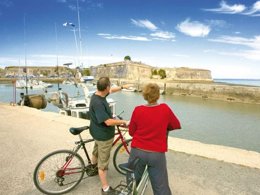 Camping Pas Cher vous présente avec son site Officiel campingpascher.fr, le Camping Le Fief Melin classé 4 étoiles, situé sur la commune de Le Château D'oléron dans le département Charente-maritime (Poitou Charentes) en France. Le camping Le Fief Melin, vous présente un hébergement de type bungalow de 34 m² pour 3 personnes. Le camping Le Fief Melin vous propose du sam. 02 mai au sam. 09 mai 2026 pour 7 nuits à 280€. Cette location propose 145 dates différentes pour réserver votre séjour. Découvrez également les 14 autres gammes d'hébergements du camping. Les Avis clients pour le Camping Le Fief Melin sont excellents avec une note moyenne de 8 sur 10. Piscine chauffée, Piscine couverte, Animation ados, Animations familiales, Club enfants, Aire de jeux enfants, Cyclisme, Parcours sportif, Ping-pong, Pétanque, Randonnée, Surf, Terrain multisports, Bar, Dépôt de pain, Snack/Bar, Épicerie,... En savoir plus : cliquez-ICI.