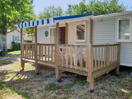 Camping Pas Cher vous présente avec son site Officiel campingpascher.fr, le Camping Le Fief Melin classé 4 étoiles, situé sur la commune de Le Château D'oléron dans le département Charente-maritime (Poitou Charentes) en France. Le camping Le Fief Melin, vous présente un hébergement de type mobil-home de 22 m² pour 4 personnes. Le camping Le Fief Melin vous propose du sam. 02 mai au sam. 09 mai 2026, en promotion à -14% pour 7 nuits à 160,65 € au lieu de 189,0 € soit une Économie de 28,35 €. Cette location propose 184 dates différentes pour réserver votre séjour. Découvrez également les 14 autres gammes d'hébergements du camping. Les Avis clients pour le Camping Le Fief Melin sont excellents avec une note moyenne de 8 sur 10. Piscine chauffée, Piscine couverte, Animation ados, Animations familiales, Club enfants, Aire de jeux enfants, Cyclisme, Parcours sportif, Ping-pong, Pétanque, Randonnée, Surf, Terrain multisports, Bar, Dépôt de pain, Snack/Bar, Épicerie,... En savoir plus : cliquez-ICI.