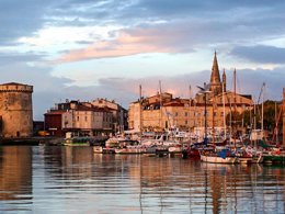 Camping Pas Cher vous présente avec son site Officiel campingpascher.fr, le Camping Le Fief Melin classé 4 étoiles, situé sur la commune de Le Château D'oléron dans le département Charente-maritime (Poitou Charentes) en France. Le camping Le Fief Melin, vous présente un hébergement de type mobil-home de 26 m² pour 3 personnes. Le camping Le Fief Melin vous propose du sam. 02 mai au sam. 09 mai 2026, en promotion à -14% pour 7 nuits à 220,15 € au lieu de 259,0 € soit une Économie de 38,85 €. Cette location propose 148 dates différentes pour réserver votre séjour. Découvrez également les 14 autres gammes d'hébergements du camping. Les Avis clients pour le Camping Le Fief Melin sont excellents avec une note moyenne de 8 sur 10. Piscine chauffée, Piscine couverte, Animation ados, Animations familiales, Club enfants, Aire de jeux enfants, Cyclisme, Parcours sportif, Ping-pong, Pétanque, Randonnée, Surf, Terrain multisports, Bar, Dépôt de pain, Snack/Bar, Épicerie,... En savoir plus : cliquez-ICI.