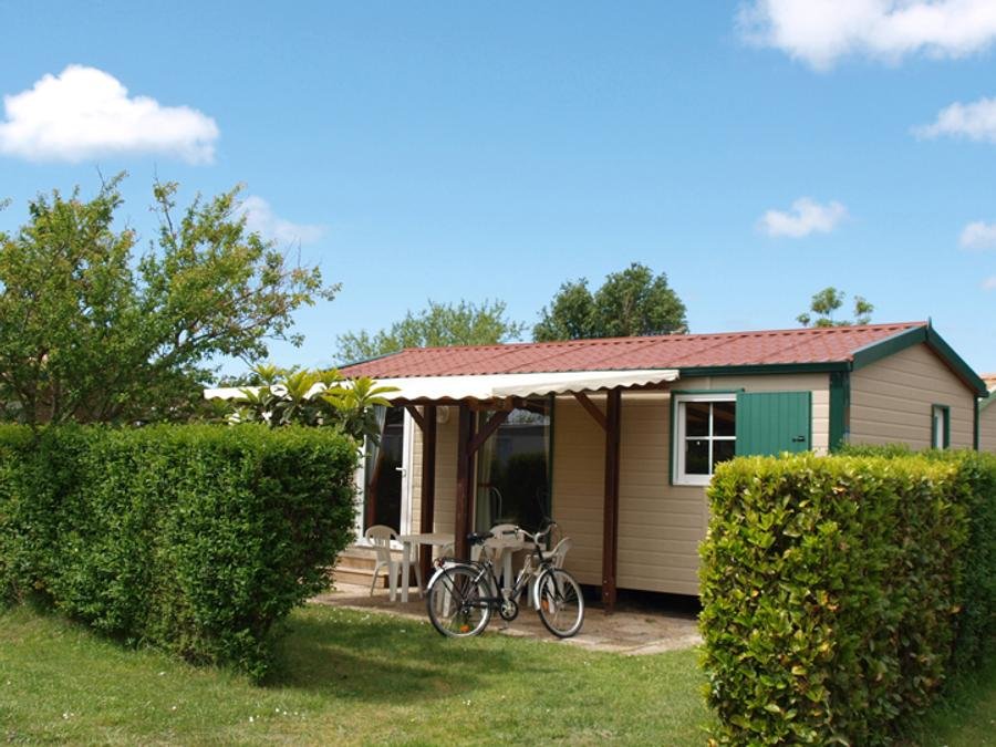 Camping Pas Cher vous présente avec son site Officiel campingpascher.fr, le Camping La Brande classé 5 étoiles, situé sur la commune de Le Château D'oléron dans le département Charente-maritime (Poitou Charentes) en France. Le camping La Brande vous propose un hébergement de type mobil-home de 29 m² (télévision). L'établissement vous propose 12 autres types d'hébergements. Découvrez tous nos séjours à petits prix dans la commune et aux alentours de Le Château D'oléron du département : Charente-maritime (Poitou Charentes). Les Avis clients pour le Camping La Brande sont excellents avec une note moyenne de 8 sur 10. Piscine chauffée, Piscine couverte, Animations familiales, Club ados, Club enfants, Aire de jeux enfants, Canoë-kayak, Centre équestre, Court de tennis, Cyclisme, Golf, Ping-pong, Planche à voile, Pétanque, Salle de jeux vidéo, Surf, Terrain multisports, Voile, kiteSurf, Bar, Dépôt de pain, Pizzeria, Plats à emporter, Épicerie,... En savoir plus : cliquez-ICI.
