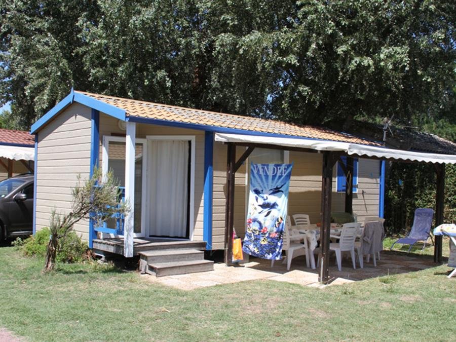 Camping Pas Cher vous présente avec son site Officiel campingpascher.fr, le Camping La Brande classé 5 étoiles, situé sur la commune de Le Château D'oléron dans le département Charente-maritime (Poitou Charentes) en France. Le camping La Brande vous propose un hébergement de type mobil-home de 28 m² (télévision). L'établissement vous propose 12 autres types d'hébergements. Découvrez tous nos séjours à petits prix dans la commune et aux alentours de Le Château D'oléron du département : Charente-maritime (Poitou Charentes). Les Avis clients pour le Camping La Brande sont excellents avec une note moyenne de 8 sur 10. Piscine chauffée, Piscine couverte, Animations familiales, Club ados, Club enfants, Aire de jeux enfants, Canoë-kayak, Centre équestre, Court de tennis, Cyclisme, Golf, Ping-pong, Planche à voile, Pétanque, Salle de jeux vidéo, Surf, Terrain multisports, Voile, kiteSurf, Bar, Dépôt de pain, Pizzeria, Plats à emporter, Épicerie,... En savoir plus : cliquez-ICI.