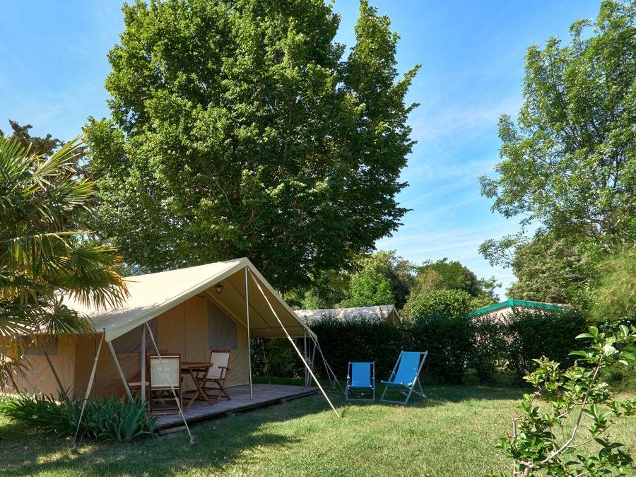 Camping Pas Cher vous présente avec son site Officiel campingpascher.fr, le Camping La Brande classé 5 étoiles, situé sur la commune de Le Château D'oléron dans le département Charente-maritime (Poitou Charentes) en France. Le camping La Brande vous propose un hébergement de type tente de 25 m². L'établissement vous propose 12 autres types d'hébergements. Découvrez tous nos séjours à petits prix dans la commune et aux alentours de Le Château D'oléron du département : Charente-maritime (Poitou Charentes). Les Avis clients pour le Camping La Brande sont excellents avec une note moyenne de 8 sur 10. Piscine chauffée, Piscine couverte, Animations familiales, Club ados, Club enfants, Aire de jeux enfants, Canoë-kayak, Centre équestre, Court de tennis, Cyclisme, Golf, Ping-pong, Planche à voile, Pétanque, Salle de jeux vidéo, Surf, Terrain multisports, Voile, kiteSurf, Bar, Dépôt de pain, Pizzeria, Plats à emporter, Épicerie,... En savoir plus : cliquez-ICI.