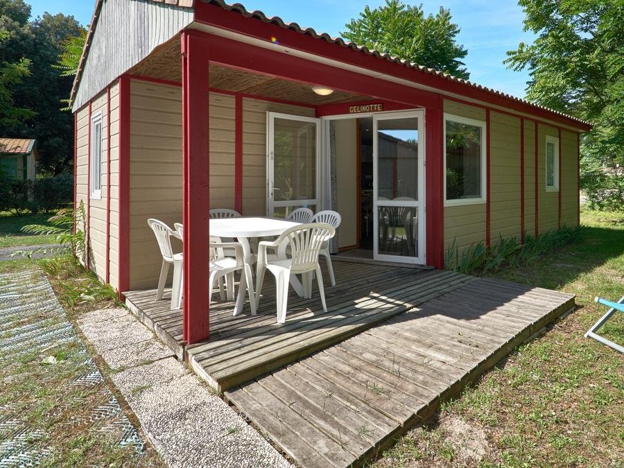 Camping Pas Cher vous présente avec son site Officiel campingpascher.fr, le Camping La Brande classé 5 étoiles, situé sur la commune de Le Château D'oléron dans le département Charente-maritime (Poitou Charentes) en France. Le camping La Brande vous propose un hébergement de type chalet de 35 m² (télévision). L'établissement vous propose 12 autres types d'hébergements. Découvrez tous nos séjours à petits prix dans la commune et aux alentours de Le Château D'oléron du département : Charente-maritime (Poitou Charentes). Les Avis clients pour le Camping La Brande sont excellents avec une note moyenne de 8 sur 10. Piscine chauffée, Piscine couverte, Animations familiales, Club ados, Club enfants, Aire de jeux enfants, Canoë-kayak, Centre équestre, Court de tennis, Cyclisme, Golf, Ping-pong, Planche à voile, Pétanque, Salle de jeux vidéo, Surf, Terrain multisports, Voile, kiteSurf, Bar, Dépôt de pain, Pizzeria, Plats à emporter, Épicerie,... En savoir plus : cliquez-ICI.