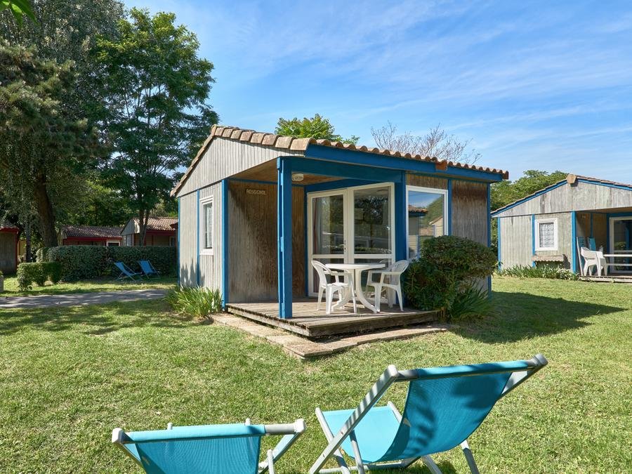 Camping Pas Cher vous présente avec son site Officiel campingpascher.fr, le Camping La Brande classé 5 étoiles, situé sur la commune de Le Château D'oléron dans le département Charente-maritime (Poitou Charentes) en France. Le camping La Brande, vous présente un hébergement de type chalet de 17 m² et télévision. Le camping La Brande vous propose du dimanche 20 septembre au dimanche 27 septembre 2026, en promotion à -25% pour 7 nuits à 225,75 € au lieu de 301,0 € soit une Économie de 75,25 €. Cette location propose 56 dates différentes pour réserver votre séjour. Découvrez également les 12 autres gammes d'hébergements du camping. Les Avis clients pour le Camping La Brande sont excellents avec une note moyenne de 8 sur 10. Piscine chauffée, Piscine couverte, Animations familiales, Club ados, Club enfants, Aire de jeux enfants, Canoë-kayak, Centre équestre, Court de tennis, Cyclisme, Golf, Ping-pong, Planche à voile, Pétanque, Salle de jeux vidéo, Surf, Terrain multisports, Voile, kiteSurf, Bar, Dépôt de pain, Pizzeria, Plats à emporter, Épicerie,... En savoir plus : cliquez-ICI.