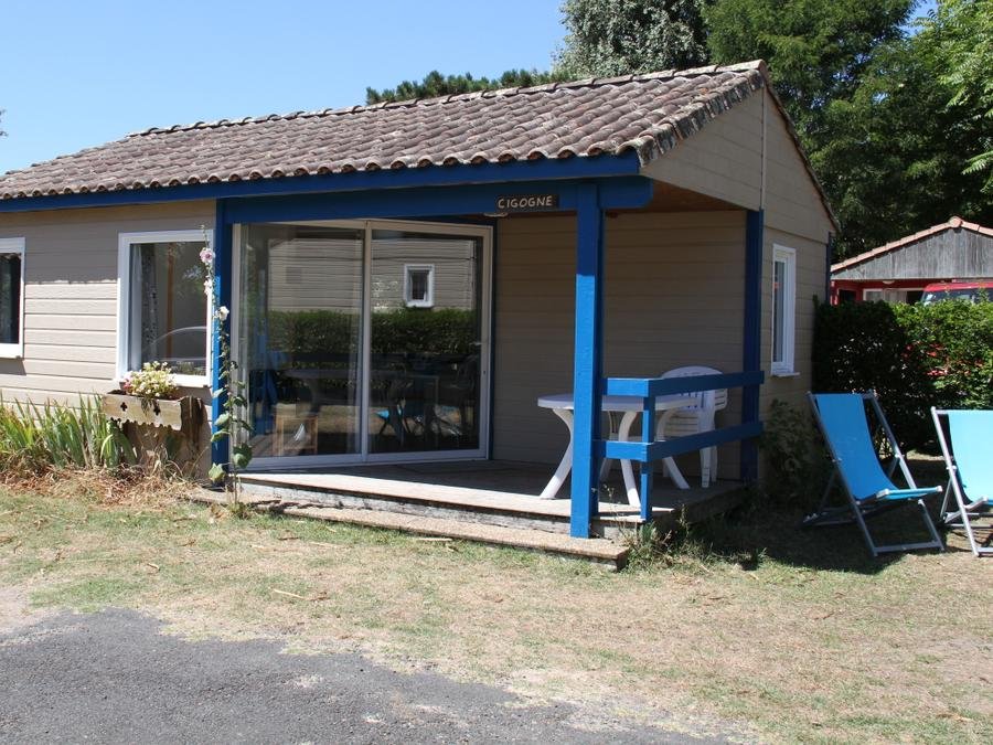 Camping Pas Cher vous présente avec son site Officiel campingpascher.fr, le Camping La Brande classé 5 étoiles, situé sur la commune de Le Château D'oléron dans le département Charente-maritime (Poitou Charentes) en France. Le camping La Brande vous propose un hébergement de type chalet de 31 m² pour 2 personnes (télévision). L'établissement vous propose 12 autres types d'hébergements. Découvrez tous nos séjours à petits prix dans la commune et aux alentours de Le Château D'oléron du département : Charente-maritime (Poitou Charentes). Les Avis clients pour le Camping La Brande sont excellents avec une note moyenne de 8 sur 10. Piscine chauffée, Piscine couverte, Animations familiales, Club ados, Club enfants, Aire de jeux enfants, Canoë-kayak, Centre équestre, Court de tennis, Cyclisme, Golf, Ping-pong, Planche à voile, Pétanque, Salle de jeux vidéo, Surf, Terrain multisports, Voile, kiteSurf, Bar, Dépôt de pain, Pizzeria, Plats à emporter, Épicerie,... En savoir plus : cliquez-ICI.