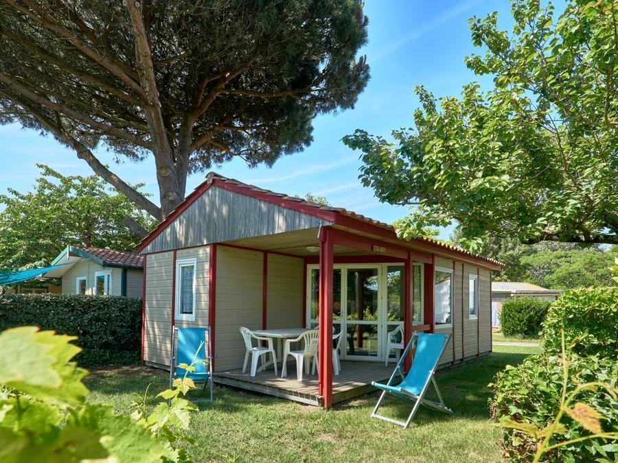 Camping Pas Cher vous présente avec son site Officiel campingpascher.fr, le Camping La Brande classé 5 étoiles, situé sur la commune de Le Château D'oléron dans le département Charente-maritime (Poitou Charentes) en France. Le camping La Brande vous propose un hébergement de type chalet de 35 m² (télévision). L'établissement vous propose 12 autres types d'hébergements. Découvrez tous nos séjours à petits prix dans la commune et aux alentours de Le Château D'oléron du département : Charente-maritime (Poitou Charentes). Les Avis clients pour le Camping La Brande sont excellents avec une note moyenne de 8 sur 10. Piscine chauffée, Piscine couverte, Animations familiales, Club ados, Club enfants, Aire de jeux enfants, Canoë-kayak, Centre équestre, Court de tennis, Cyclisme, Golf, Ping-pong, Planche à voile, Pétanque, Salle de jeux vidéo, Surf, Terrain multisports, Voile, kiteSurf, Bar, Dépôt de pain, Pizzeria, Plats à emporter, Épicerie,... En savoir plus : cliquez-ICI.