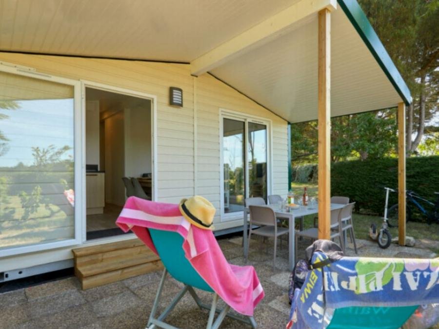 Camping Pas Cher vous présente avec son site Officiel campingpascher.fr, le Camping La Brande classé 5 étoiles, situé sur la commune de Le Château D'oléron dans le département Charente-maritime (Poitou Charentes) en France. Le camping La Brande vous propose un hébergement de type chalet de 40 m² avec climatisation (télévision). L'établissement vous propose 12 autres types d'hébergements. Découvrez tous nos séjours à petits prix dans la commune et aux alentours de Le Château D'oléron du département : Charente-maritime (Poitou Charentes). Les Avis clients pour le Camping La Brande sont excellents avec une note moyenne de 8 sur 10. Piscine chauffée, Piscine couverte, Animations familiales, Club ados, Club enfants, Aire de jeux enfants, Canoë-kayak, Centre équestre, Court de tennis, Cyclisme, Golf, Ping-pong, Planche à voile, Pétanque, Salle de jeux vidéo, Surf, Terrain multisports, Voile, kiteSurf, Bar, Dépôt de pain, Pizzeria, Plats à emporter, Épicerie,... En savoir plus : cliquez-ICI.