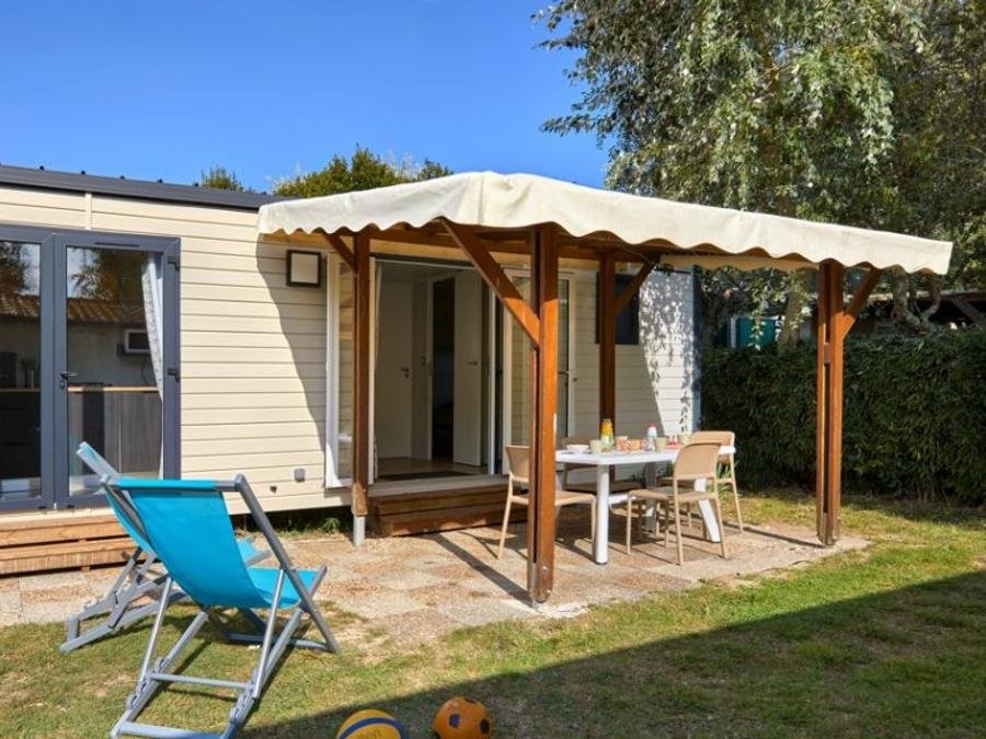 Camping Pas Cher vous présente avec son site Officiel campingpascher.fr, le Camping La Brande classé 5 étoiles, situé sur la commune de Le Château D'oléron dans le département Charente-maritime (Poitou Charentes) en France. Le camping La Brande vous propose un hébergement de type mobil-home de 30 m² (télévision). L'établissement vous propose 12 autres types d'hébergements. Découvrez tous nos séjours à petits prix dans la commune et aux alentours de Le Château D'oléron du département : Charente-maritime (Poitou Charentes). Les Avis clients pour le Camping La Brande sont excellents avec une note moyenne de 8 sur 10. Piscine chauffée, Piscine couverte, Animations familiales, Club ados, Club enfants, Aire de jeux enfants, Canoë-kayak, Centre équestre, Court de tennis, Cyclisme, Golf, Ping-pong, Planche à voile, Pétanque, Salle de jeux vidéo, Surf, Terrain multisports, Voile, kiteSurf, Bar, Dépôt de pain, Pizzeria, Plats à emporter, Épicerie,... En savoir plus : cliquez-ICI.