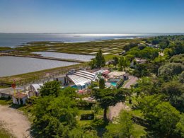 Camping Pas Cher vous présente avec son site Officiel campingpascher.fr, le Camping La Brande classé 5 étoiles, situé sur la commune de Le Château D'oléron dans le département Charente-maritime (Poitou Charentes) en France. Le camping La Brande vous propose un hébergement de type chalet de 40 m² (télévision). L'établissement vous propose 12 autres types d'hébergements. Découvrez tous nos séjours à petits prix dans la commune et aux alentours de Le Château D'oléron du département : Charente-maritime (Poitou Charentes). Les Avis clients pour le Camping La Brande sont excellents avec une note moyenne de 8 sur 10. Piscine chauffée, Piscine couverte, Animations familiales, Club ados, Club enfants, Aire de jeux enfants, Canoë-kayak, Centre équestre, Court de tennis, Cyclisme, Golf, Ping-pong, Planche à voile, Pétanque, Salle de jeux vidéo, Surf, Terrain multisports, Voile, kiteSurf, Bar, Dépôt de pain, Pizzeria, Plats à emporter, Épicerie,... En savoir plus : cliquez-ICI.