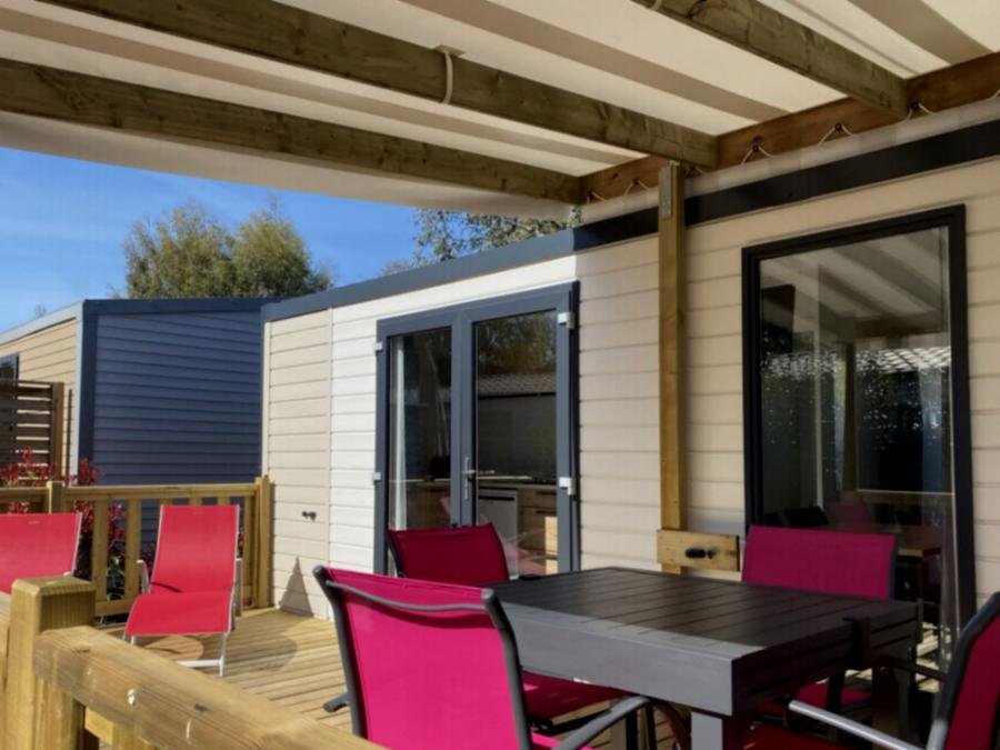 Camping Pas Cher vous présente avec son site Officiel campingpascher.fr, le Camping La Cailletiere - Paradis classé 3 étoiles, situé sur la commune de Dolus D'oléron dans le département Charente-maritime (Poitou Charentes) en France. Le camping La Cailletiere - Paradis, vous présente un hébergement de type mobil-home de 31 m² pour 4 personnes et télévision. Le camping La Cailletiere - Paradis vous propose du sam. 25 juillet au sam. 01 août 2026, en promotion à -13% pour 7 nuits à 998 € au lieu de 1155,0 € soit une Économie de 157 €. Cette location propose 13 dates différentes pour réserver votre séjour. Découvrez également les 14 autres gammes d'hébergements du camping. Les Avis clients pour le Camping La Cailletiere - Paradis sont excellents avec une note moyenne de 8 sur 10. Mer, Piscine chauffée, Piscine couverte, Animations familiales, Club ados, Club enfants, Aire de jeux enfants, Centre équestre, Court de tennis, Cyclisme, Golf, Ping-pong, Pétanque, Structure gonflable enfants, Terrain multisports, Bar, Dépôt de pain, Plats à emporter, Snack/Bar, Épicerie,... En savoir plus : cliquez-ICI.