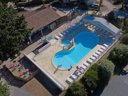 Camping Pas Cher vous présente avec son site Officiel campingpascher.fr, le Camping La Cailletiere - Paradis classé 3 étoiles, situé sur la commune de Dolus D'oléron dans le département Charente-maritime (Poitou Charentes) en France. Le camping La Cailletiere - Paradis, vous présente un hébergement de type mobil-home de 31 m² pour 4 personnes et télévision. Le camping La Cailletiere - Paradis vous propose du sam. 25 juillet au sam. 01 août 2026, en promotion à -13% pour 7 nuits à 998 € au lieu de 1155,0 € soit une Économie de 157 €. Cette location propose 13 dates différentes pour réserver votre séjour. Découvrez également les 14 autres gammes d'hébergements du camping. Les Avis clients pour le Camping La Cailletiere - Paradis sont excellents avec une note moyenne de 8 sur 10. Mer, Piscine chauffée, Piscine couverte, Animations familiales, Club ados, Club enfants, Aire de jeux enfants, Centre équestre, Court de tennis, Cyclisme, Golf, Ping-pong, Pétanque, Structure gonflable enfants, Terrain multisports, Bar, Dépôt de pain, Plats à emporter, Snack/Bar, Épicerie,... En savoir plus : cliquez-ICI.