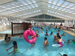 Camping Pas Cher vous présente avec son site Officiel campingpascher.fr, le Camping La Cailletiere - Paradis classé 3 étoiles, situé sur la commune de Dolus D'oléron dans le département Charente-maritime (Poitou Charentes) en France. Le camping La Cailletiere - Paradis, vous présente un hébergement de type bungalow toilé de 16 m². Le camping La Cailletiere - Paradis vous propose du sam. 04 juillet au sam. 11 juillet 2026, en promotion à -23% pour 7 nuits à 350,10 € au lieu de 459,0 € soit une Économie de 108,90 €. Cette location propose 118 dates différentes pour réserver votre séjour. Découvrez également les 14 autres gammes d'hébergements du camping. Les Avis clients pour le Camping La Cailletiere - Paradis sont excellents avec une note moyenne de 8 sur 10. Mer, Piscine chauffée, Piscine couverte, Animations familiales, Club ados, Club enfants, Aire de jeux enfants, Centre équestre, Court de tennis, Cyclisme, Golf, Ping-pong, Pétanque, Structure gonflable enfants, Terrain multisports, Bar, Dépôt de pain, Plats à emporter, Snack/Bar, Épicerie,... En savoir plus : cliquez-ICI.