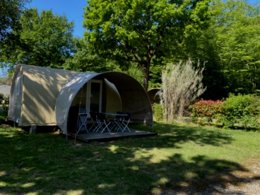 Camping Pas Cher vous présente avec son site Officiel campingpascher.fr, le Camping La Cailletiere - Paradis classé 3 étoiles, situé sur la commune de Dolus D'oléron dans le département Charente-maritime (Poitou Charentes) en France. Le camping La Cailletiere - Paradis, vous présente un hébergement de type bungalow toilé de 16 m². Le camping La Cailletiere - Paradis vous propose du sam. 04 juillet au sam. 11 juillet 2026, en promotion à -23% pour 7 nuits à 350,10 € au lieu de 459,0 € soit une Économie de 108,90 €. Cette location propose 118 dates différentes pour réserver votre séjour. Découvrez également les 14 autres gammes d'hébergements du camping. Les Avis clients pour le Camping La Cailletiere - Paradis sont excellents avec une note moyenne de 8 sur 10. Mer, Piscine chauffée, Piscine couverte, Animations familiales, Club ados, Club enfants, Aire de jeux enfants, Centre équestre, Court de tennis, Cyclisme, Golf, Ping-pong, Pétanque, Structure gonflable enfants, Terrain multisports, Bar, Dépôt de pain, Plats à emporter, Snack/Bar, Épicerie,... En savoir plus : cliquez-ICI.