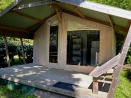 Camping Pas Cher vous présente avec son site Officiel campingpascher.fr, le Camping La Cailletiere - Paradis classé 3 étoiles, situé sur la commune de Dolus D'oléron dans le département Charente-maritime (Poitou Charentes) en France. Le camping La Cailletiere - Paradis, vous présente un hébergement de type tente en toile et bois de 21 m². Le camping La Cailletiere - Paradis vous propose du sam. 04 juillet au sam. 11 juillet 2026, en promotion à -23% pour 7 nuits à 350,10 € au lieu de 459,0 € soit une Économie de 108,90 €. Cette location propose 109 dates différentes pour réserver votre séjour. Découvrez également les 14 autres gammes d'hébergements du camping. Les Avis clients pour le Camping La Cailletiere - Paradis sont excellents avec une note moyenne de 8 sur 10. Mer, Piscine chauffée, Piscine couverte, Animations familiales, Club ados, Club enfants, Aire de jeux enfants, Centre équestre, Court de tennis, Cyclisme, Golf, Ping-pong, Pétanque, Structure gonflable enfants, Terrain multisports, Bar, Dépôt de pain, Plats à emporter, Snack/Bar, Épicerie,... En savoir plus : cliquez-ICI.